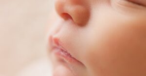 赤ちゃんの鼻と唇