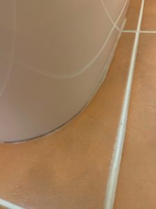 シーリングされたトイレの便器と床のすき間