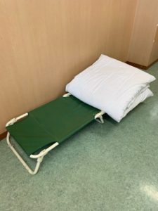 病院の付き添い人用ベッド