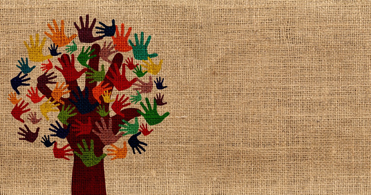 木に色々な色の手のひらが描かれたイラスト