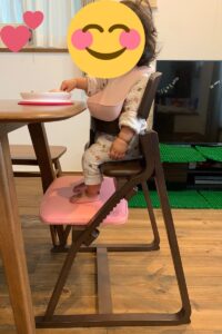 1歳娘が座るアップライトチェア