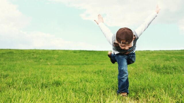 草原を走る子供