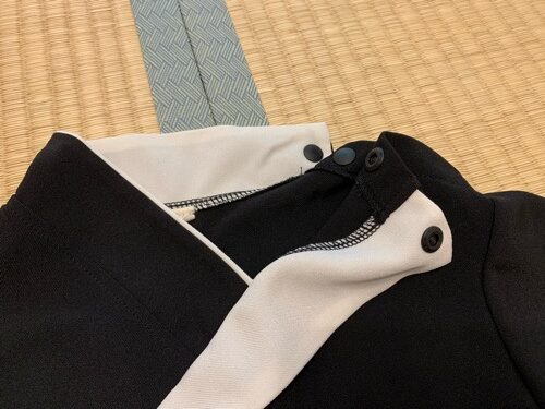 「着付け簡単！キッズ袴セット」の着物はスナップボタンになっている
