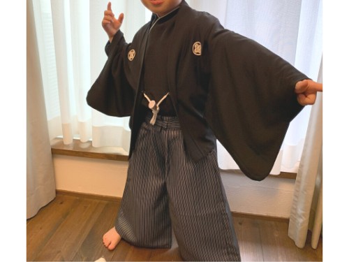 「着付け簡単！キッズ袴セット」の着物を着た５歳男の子