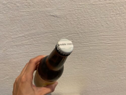 オトモニのビールで賞味期限が近いものはシールが貼られている