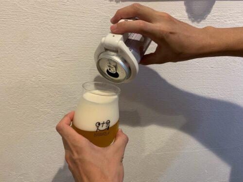 ビールの泡が簡単に作れるmocomocoでビールを入れている