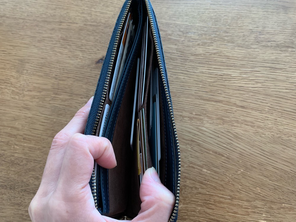 Hirameki・モリスシリーズの「L字型長財布」にはカードを収納するところがたくさん